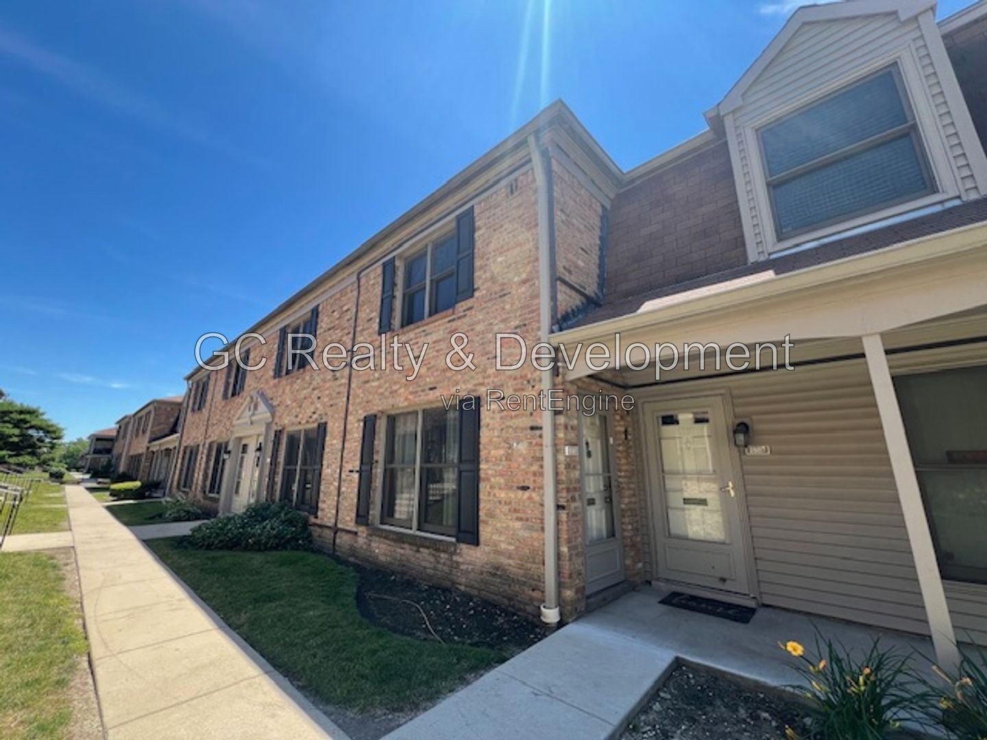 *** UPDATED TOWNHOME / 2BR - 1.5BA / SS APPLIANCES / FENCED PATIO / PARKING INCL *** property image