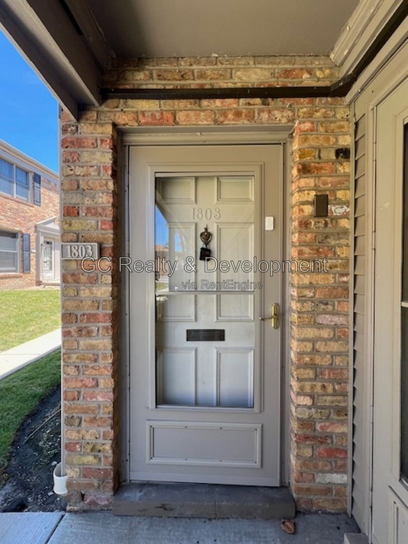 *** UPDATED TOWNHOME / 2BR - 1.5BA / SS APPLIANCES / FENCED PATIO / PARKING INCL *** property image