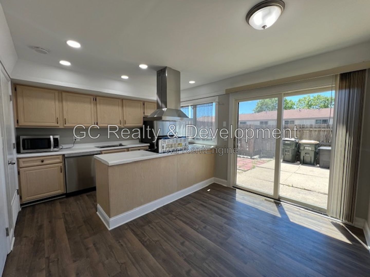 *** UPDATED TOWNHOME / 2BR - 1.5BA / SS APPLIANCES / FENCED PATIO / PARKING INCL *** property image