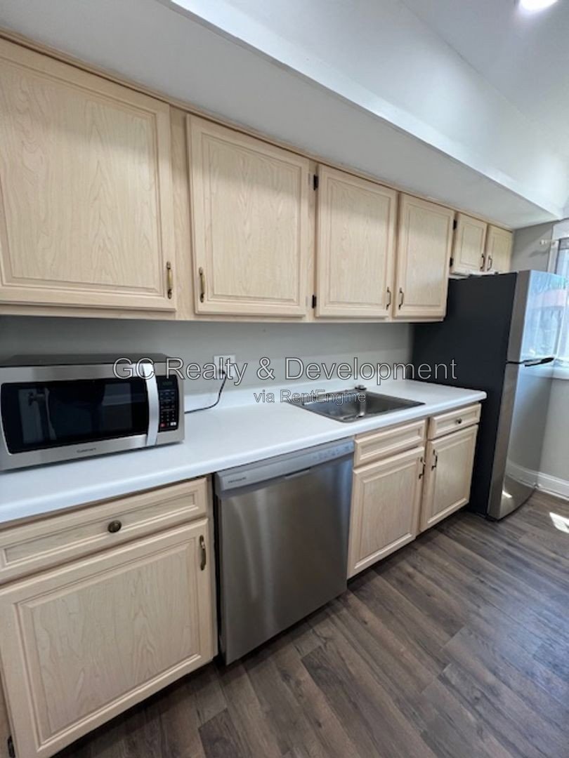 *** UPDATED TOWNHOME / 2BR - 1.5BA / SS APPLIANCES / FENCED PATIO / PARKING INCL *** property image