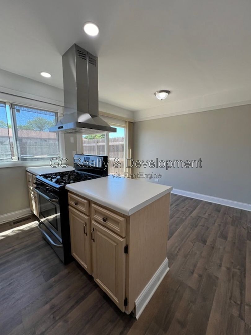 *** UPDATED TOWNHOME / 2BR - 1.5BA / SS APPLIANCES / FENCED PATIO / PARKING INCL *** property image
