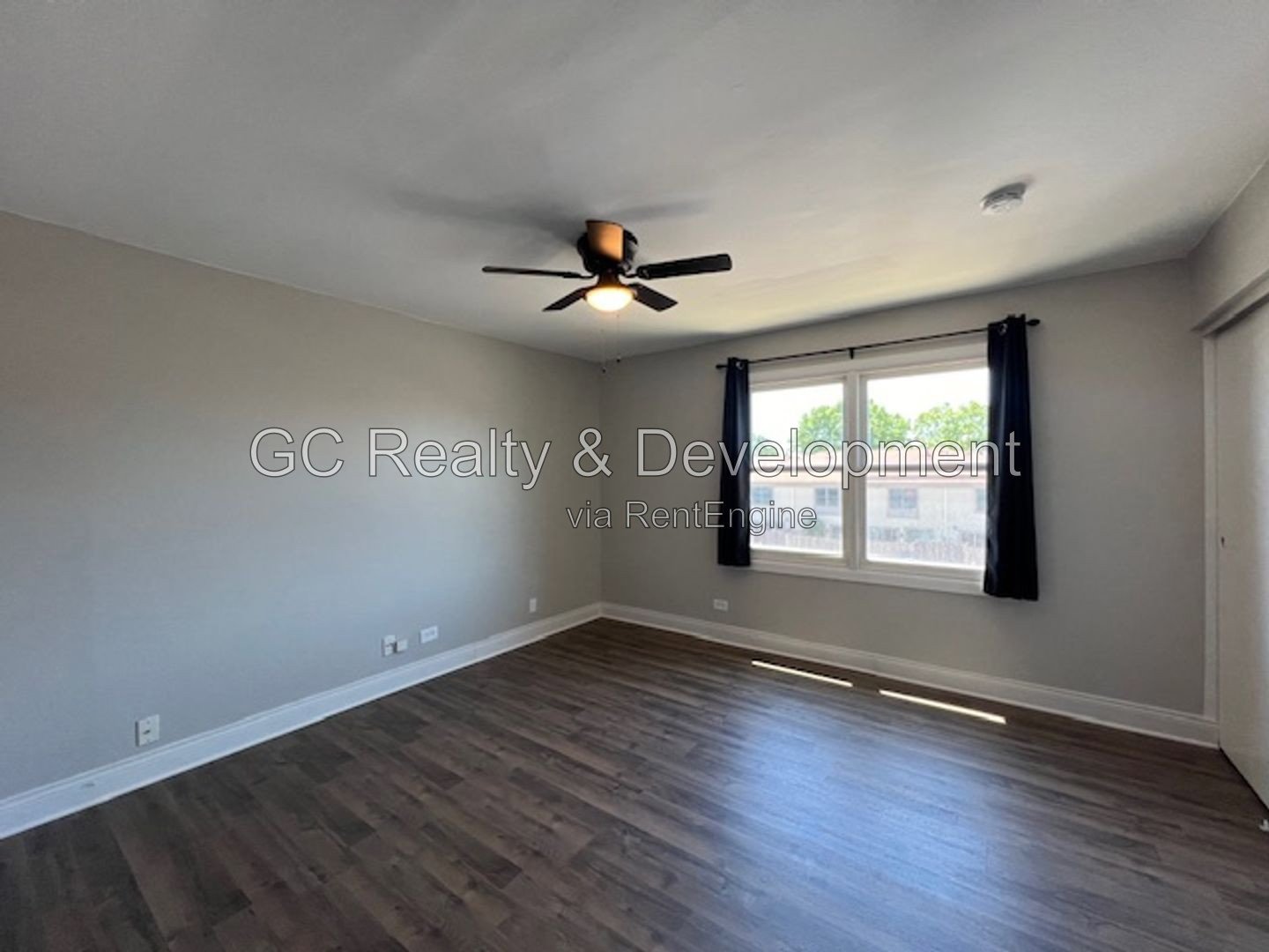 *** UPDATED TOWNHOME / 2BR - 1.5BA / SS APPLIANCES / FENCED PATIO / PARKING INCL *** property image