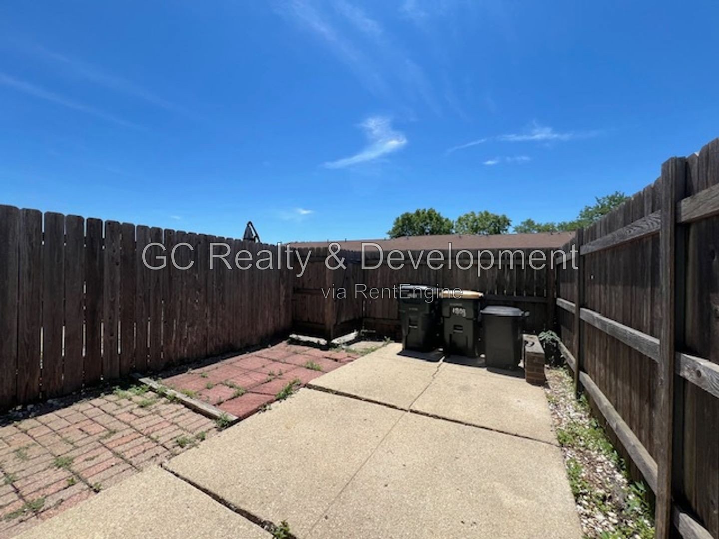 *** UPDATED TOWNHOME / 2BR - 1.5BA / SS APPLIANCES / FENCED PATIO / PARKING INCL *** property image
