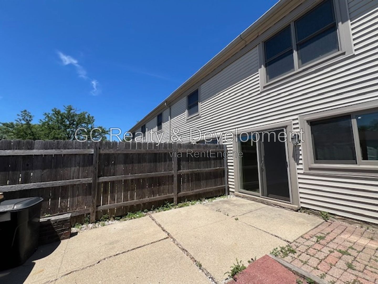 *** UPDATED TOWNHOME / 2BR - 1.5BA / SS APPLIANCES / FENCED PATIO / PARKING INCL *** property image