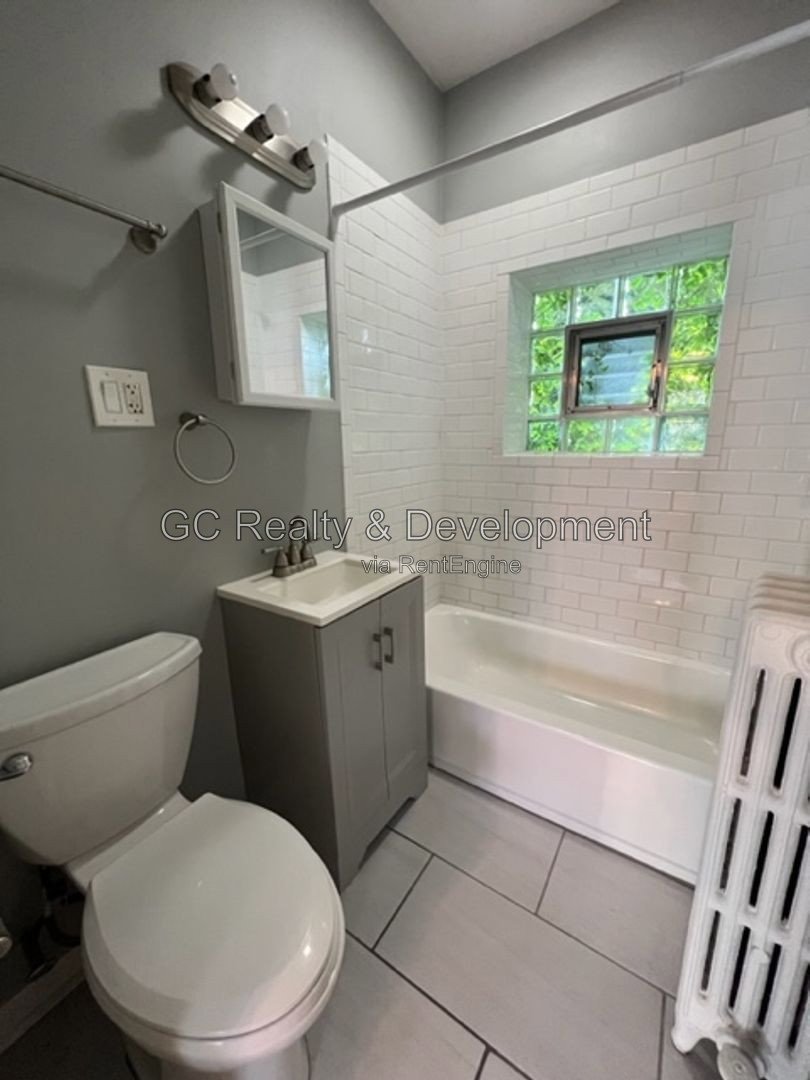 ***FOREST PARK / 2 BDRM / TENANT PAYS ELECTRIC ONLY / ONE PARKING SPACE / COIN LAUNDRY IN BUILDING*** property image