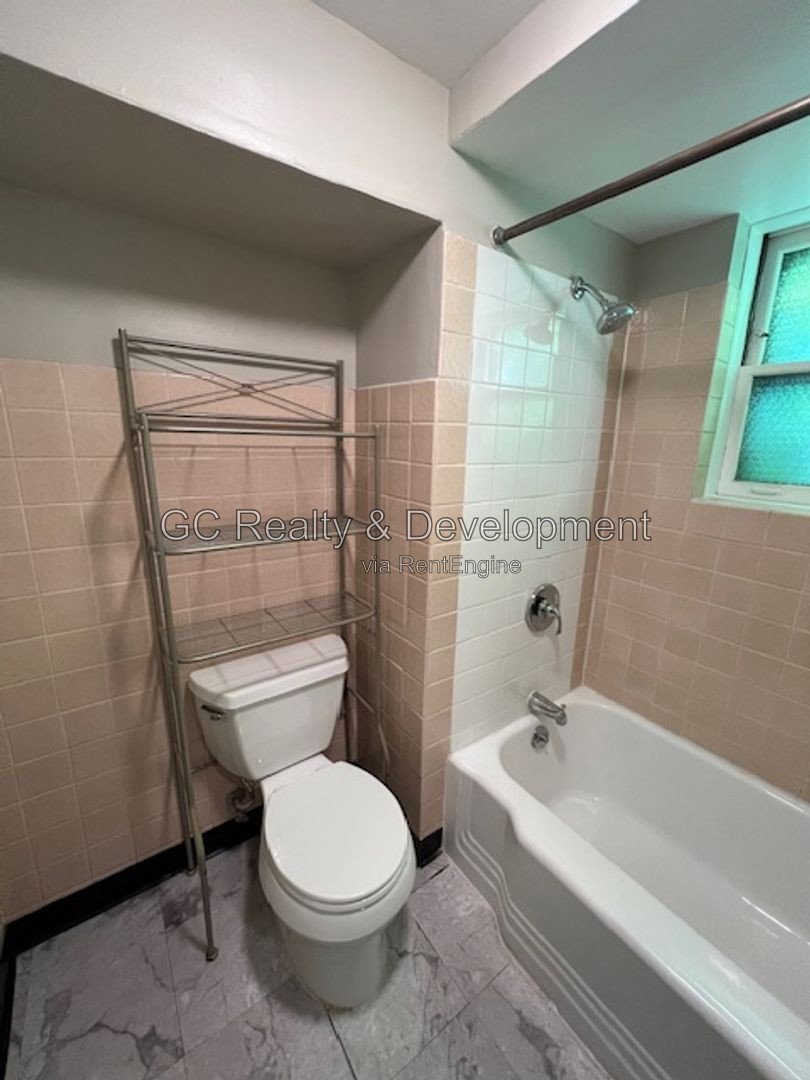 ***FOREST PARK / 1 BDRM / APPLIANCE INLC / TENANT PAYS ELECTRIC ONLY / LAUNDRY IN BUILDING*** property image