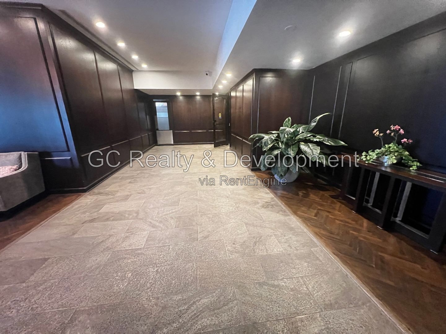 *** COMING SOON 10/15/2026 / GOLD COAST LOCATION / CITYSCAPE VIEWS / STUDIO CONDO / 24 HR DOOR PERSON / SUNDECK *** property image