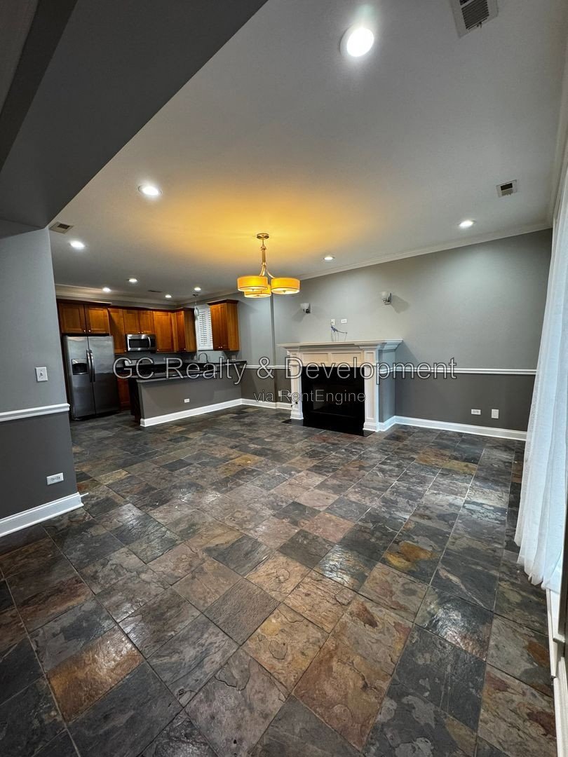 *** NATURAL LIGHT / BRONZEVILLE / 3 BDRM - 2BTH / W&D IN UNIT / COMMUTER FRIENDLY / CENTRAL AC *** property image