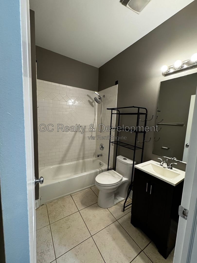 *** NATURAL LIGHT / BRONZEVILLE / 3 BDRM - 2BTH / W&D IN UNIT / COMMUTER FRIENDLY / CENTRAL AC *** property image