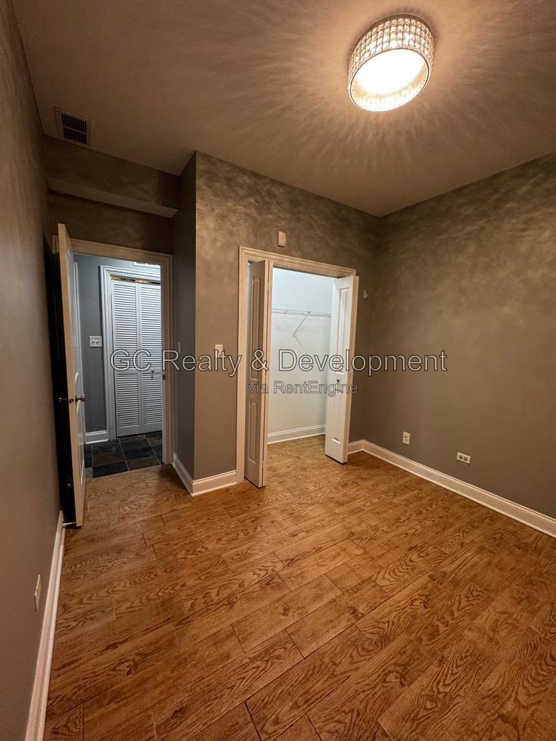 *** NATURAL LIGHT / BRONZEVILLE / 3 BDRM - 2BTH / W&D IN UNIT / COMMUTER FRIENDLY / CENTRAL AC *** property image