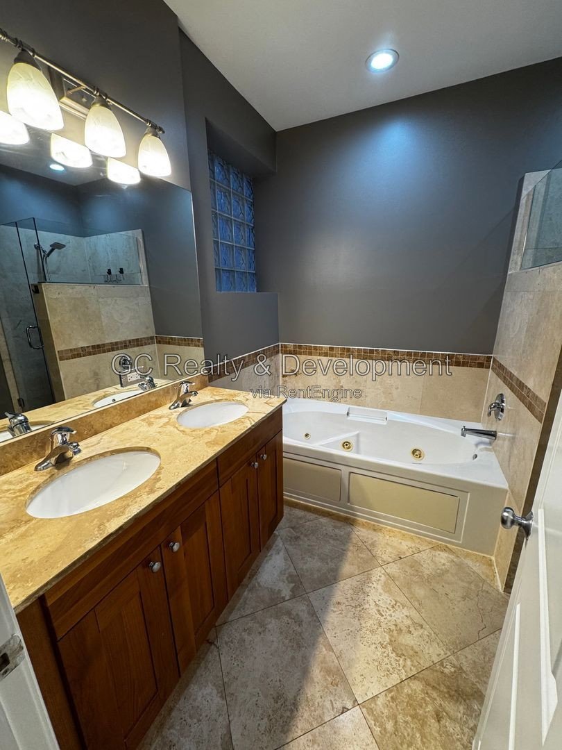 *** NATURAL LIGHT / BRONZEVILLE / 3 BDRM - 2BTH / W&D IN UNIT / COMMUTER FRIENDLY / CENTRAL AC *** property image