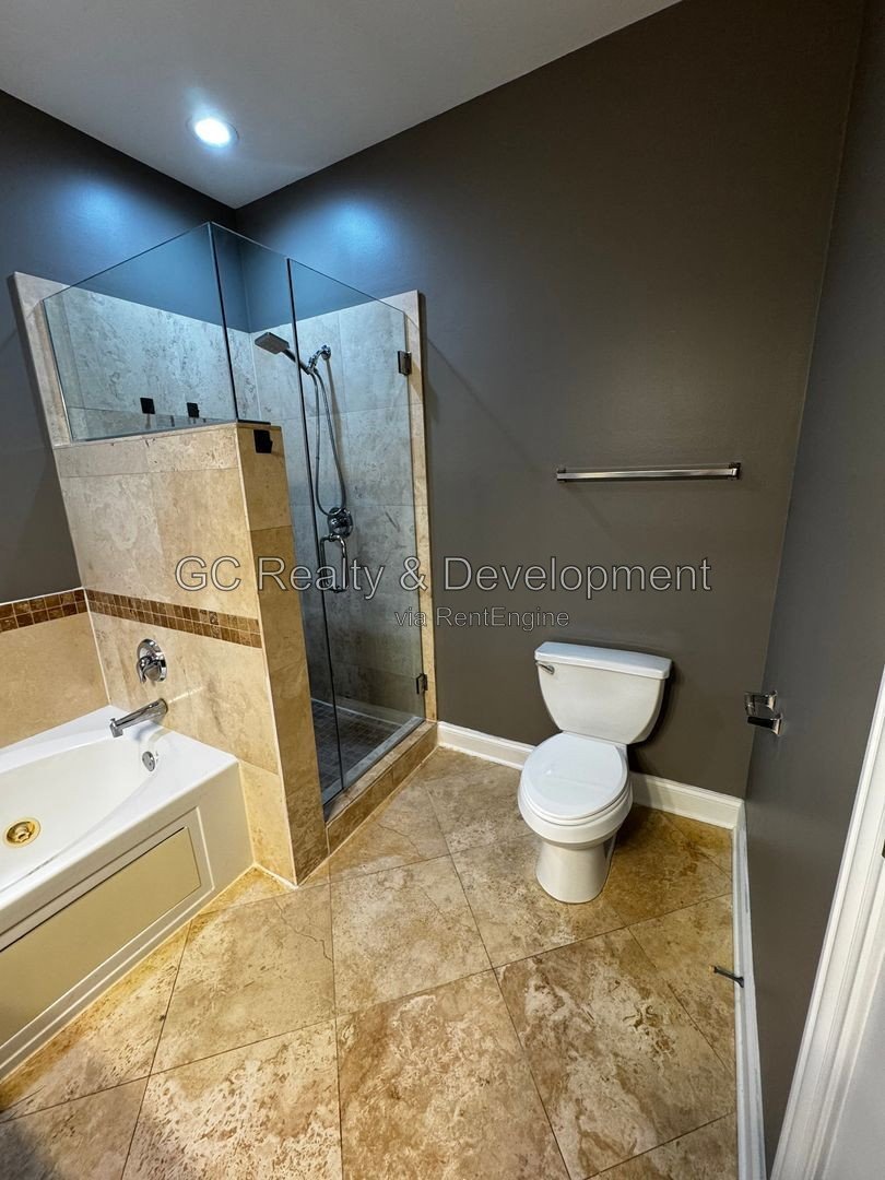 *** NATURAL LIGHT / BRONZEVILLE / 3 BDRM - 2BTH / W&D IN UNIT / COMMUTER FRIENDLY / CENTRAL AC *** property image