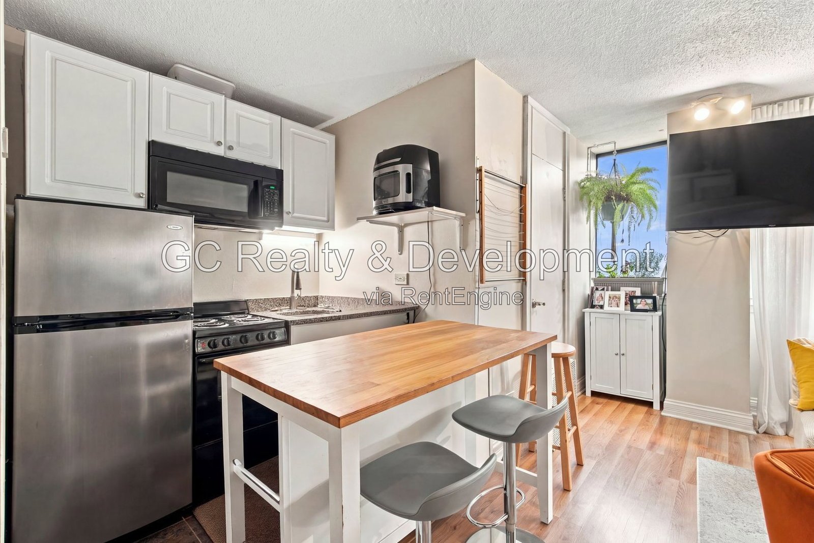 *** COMING SOON 10/15/2026 / RECENTLY UPDATED STUDIO / PARKING AVAILABLE / ON-SITE LAUNDRY / PAY ELECTRIC ONLY *** property image