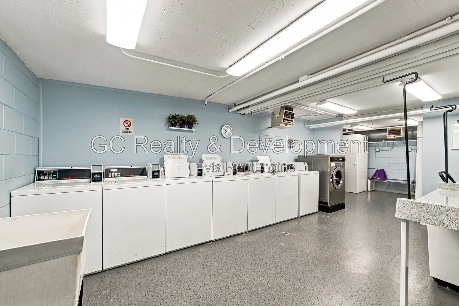 *** COMING SOON 10/15/2026 / RECENTLY UPDATED STUDIO / PARKING AVAILABLE / ON-SITE LAUNDRY / PAY ELECTRIC ONLY *** property image