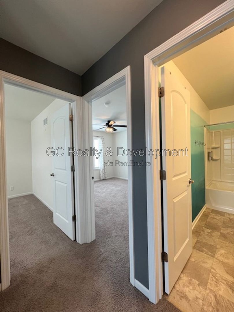 *** SOUTH ELGIN 4 BDRM -3.5 BTH / ST CHARLES SCHOOL DIST. / 3 CAR ATTACHED GARAGE *** property image