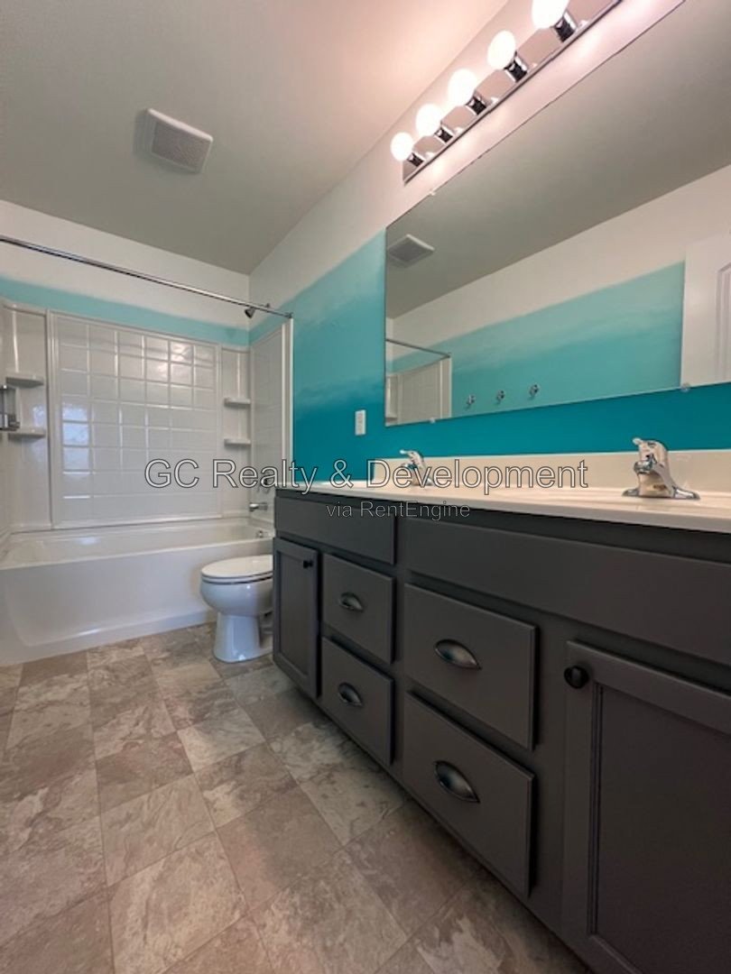 *** SOUTH ELGIN 4 BDRM -3.5 BTH / ST CHARLES SCHOOL DIST. / 3 CAR ATTACHED GARAGE *** property image
