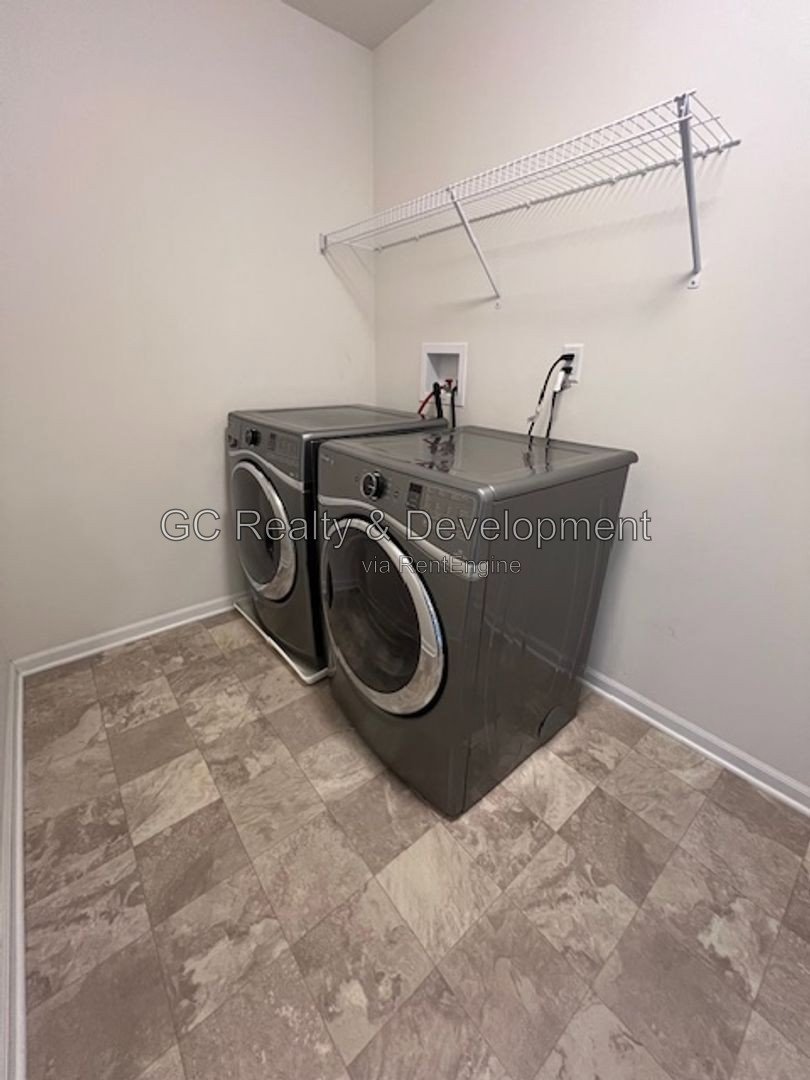 *** SOUTH ELGIN 4 BDRM -3.5 BTH / ST CHARLES SCHOOL DIST. / 3 CAR ATTACHED GARAGE *** property image