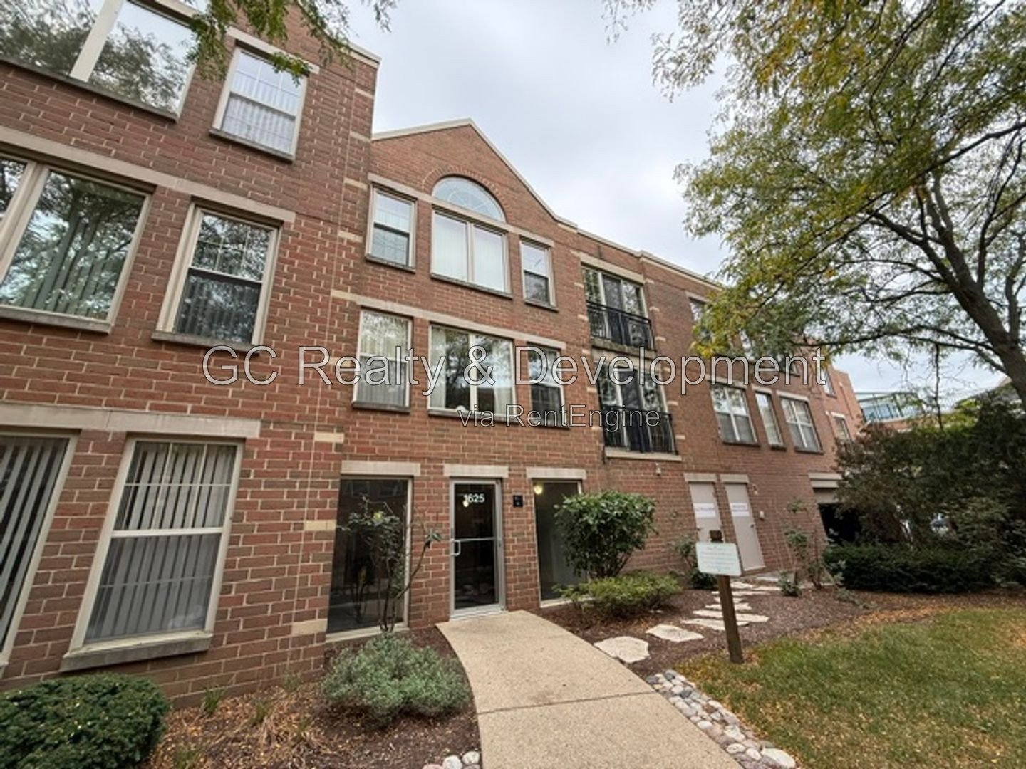 *** RECENTLY UPDATED 2BR - 2BA / CENTRAL AIR / IN-UNIT LAUNDRY / GARAGE / SUNROOM / POOL ACCESS *** property image