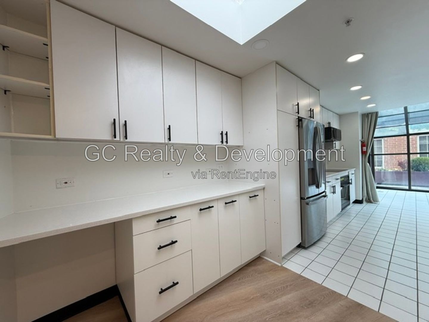*** RECENTLY UPDATED 2BR - 2BA / CENTRAL AIR / IN-UNIT LAUNDRY / GARAGE / SUNROOM / POOL ACCESS *** property image