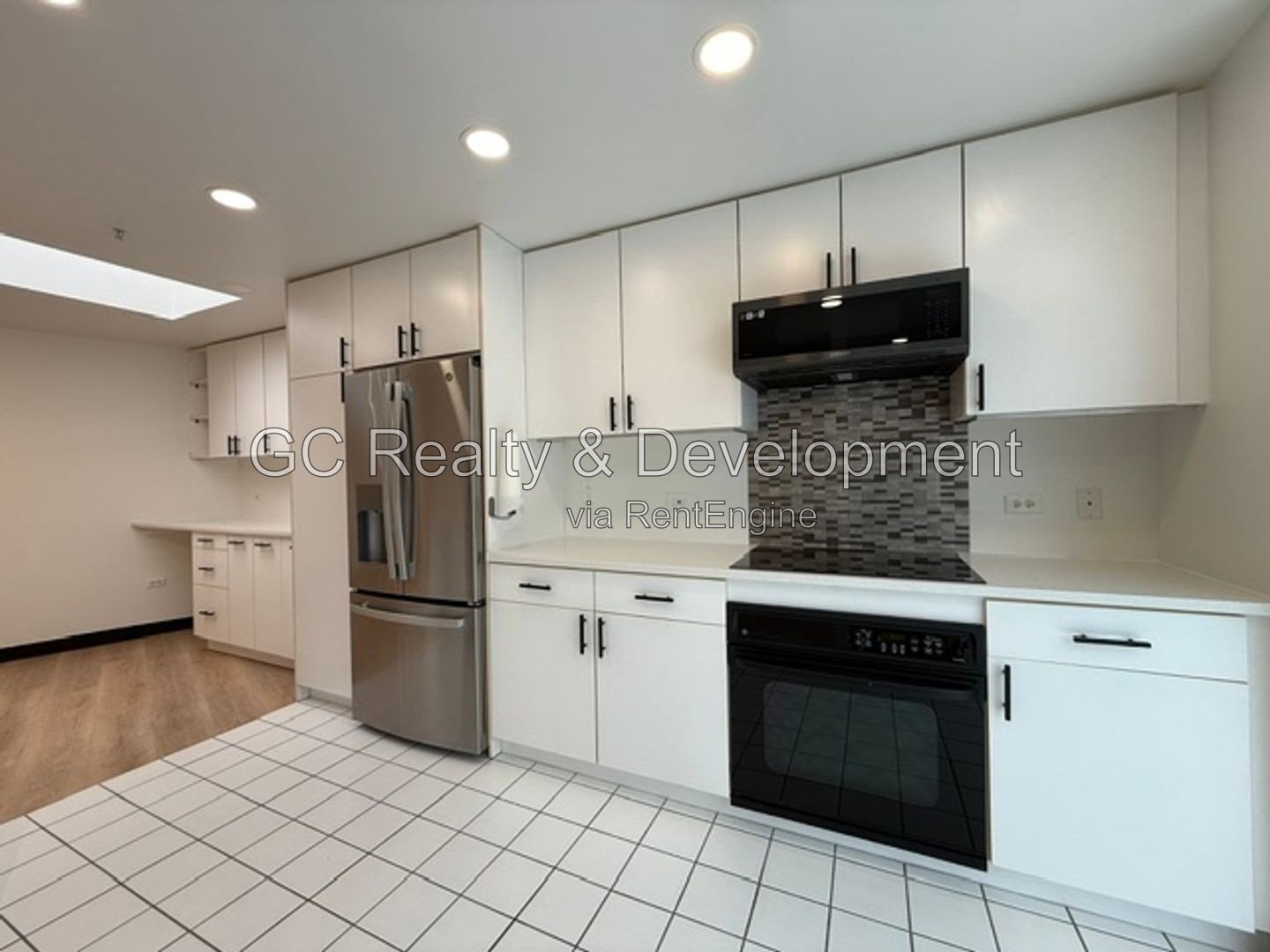 *** RECENTLY UPDATED 2BR - 2BA / CENTRAL AIR / IN-UNIT LAUNDRY / GARAGE / SUNROOM / POOL ACCESS *** property image