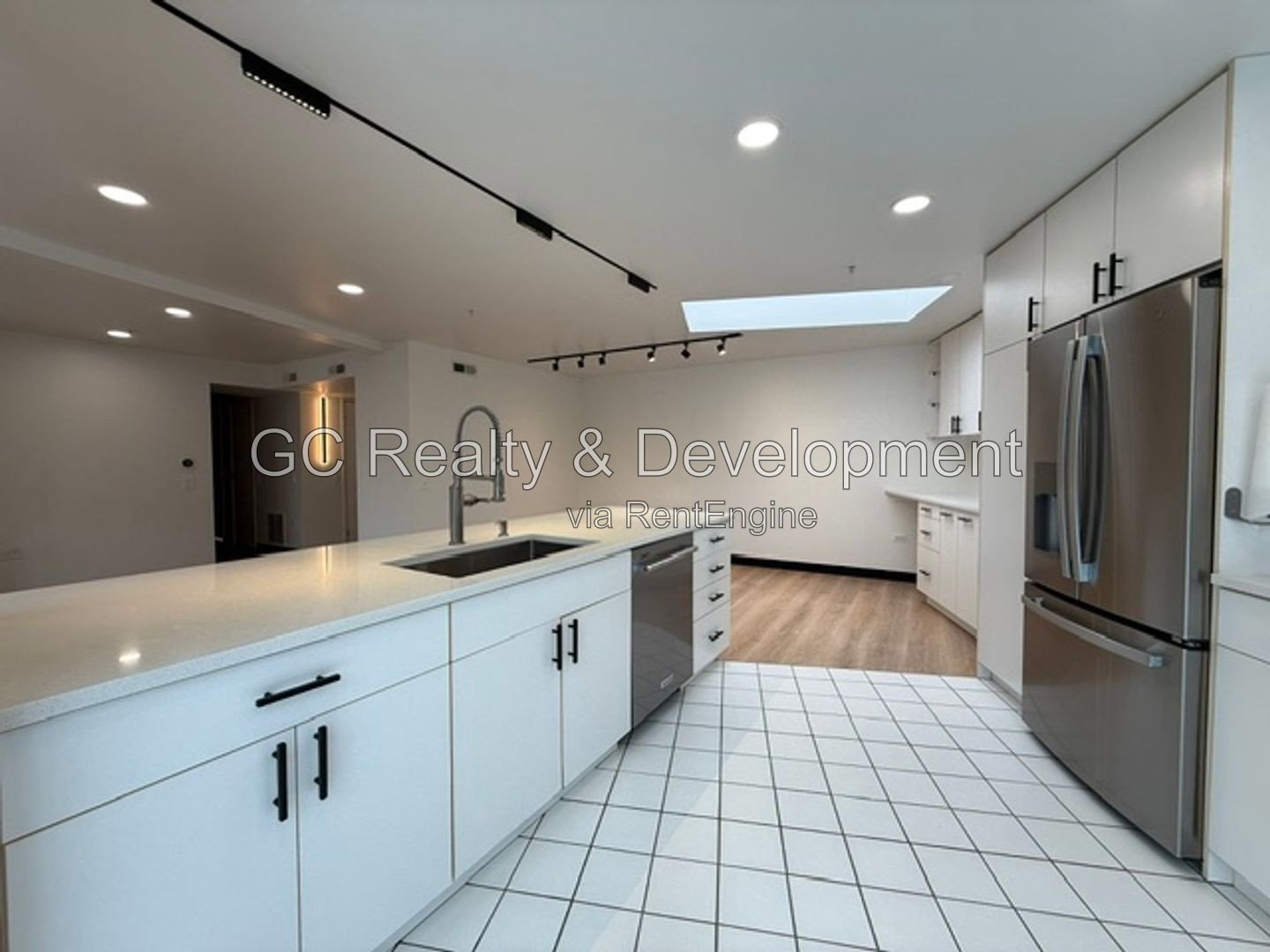 *** RECENTLY UPDATED 2BR - 2BA / CENTRAL AIR / IN-UNIT LAUNDRY / GARAGE / SUNROOM / POOL ACCESS *** property image