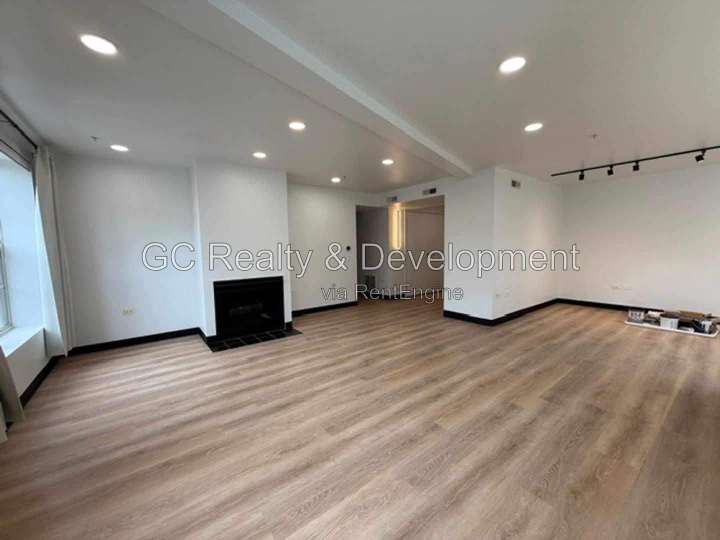 *** RECENTLY UPDATED 2BR - 2BA / CENTRAL AIR / IN-UNIT LAUNDRY / GARAGE / SUNROOM / POOL ACCESS *** property image
