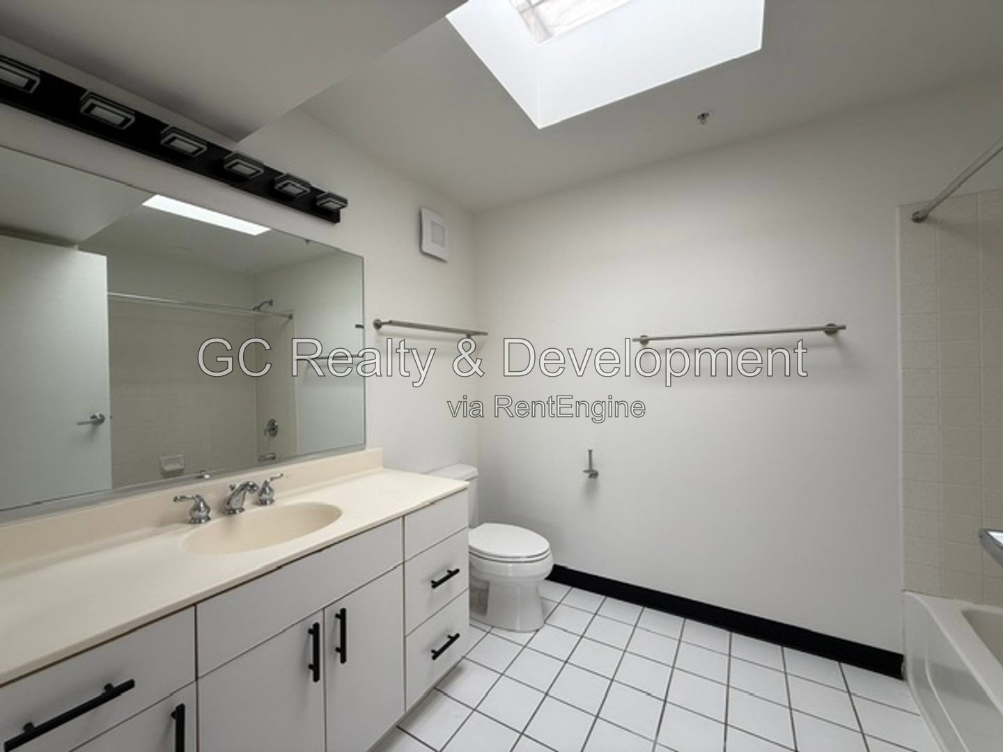 *** RECENTLY UPDATED 2BR - 2BA / CENTRAL AIR / IN-UNIT LAUNDRY / GARAGE / SUNROOM / POOL ACCESS *** property image