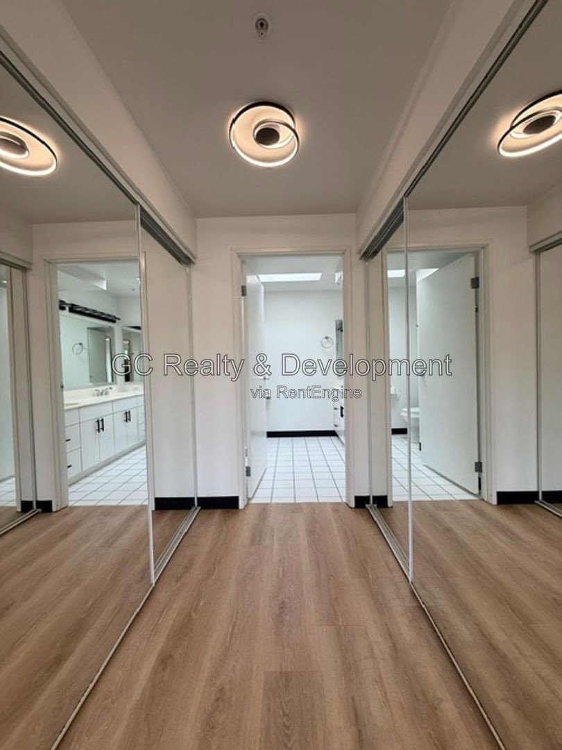 *** RECENTLY UPDATED 2BR - 2BA / CENTRAL AIR / IN-UNIT LAUNDRY / GARAGE / SUNROOM / POOL ACCESS *** property image