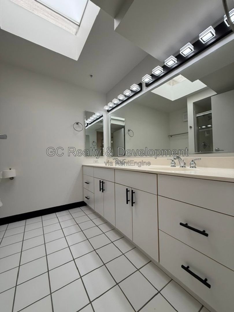 *** RECENTLY UPDATED 2BR - 2BA / CENTRAL AIR / IN-UNIT LAUNDRY / GARAGE / SUNROOM / POOL ACCESS *** property image