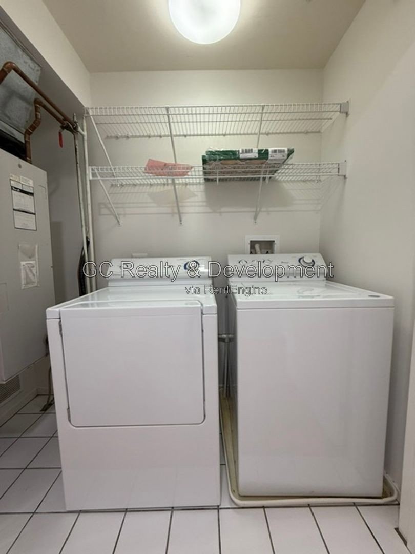 *** RECENTLY UPDATED 2BR - 2BA / CENTRAL AIR / IN-UNIT LAUNDRY / GARAGE / SUNROOM / POOL ACCESS *** property image