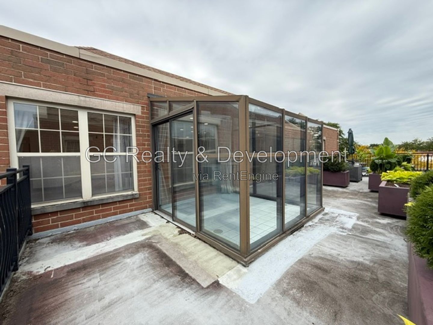 *** RECENTLY UPDATED 2BR - 2BA / CENTRAL AIR / IN-UNIT LAUNDRY / GARAGE / SUNROOM / POOL ACCESS *** property image