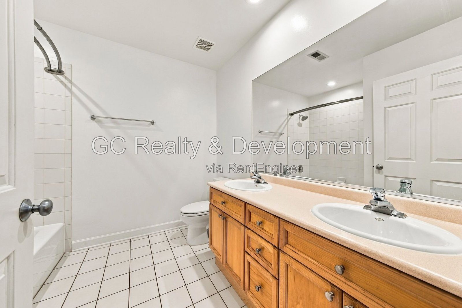 *** Spacious 3-Bedroom, 2-Bath Lincoln Park Condo with Private Rooftop Deck, Balcony & Parking *** property image