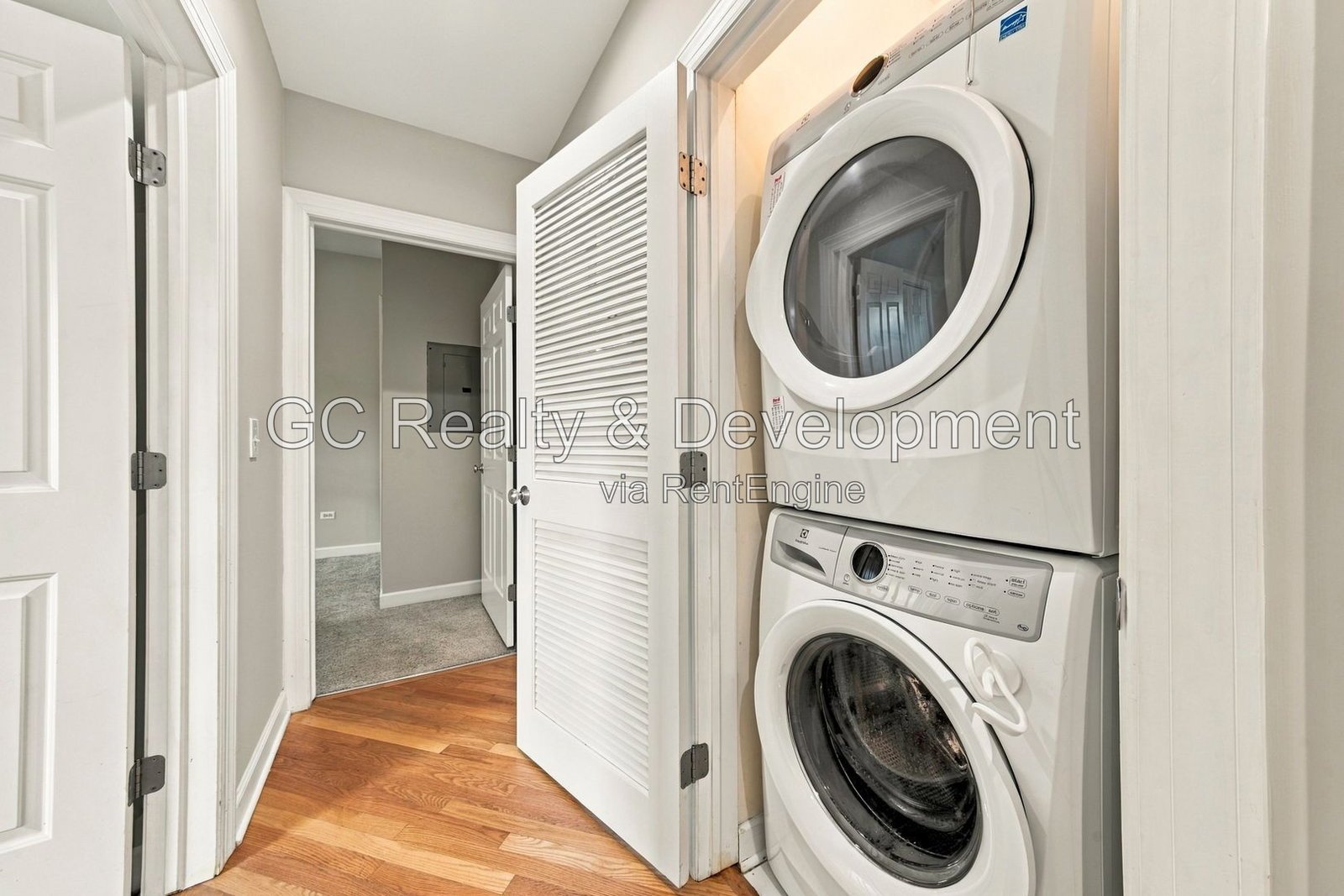 *** Spacious 3-Bedroom, 2-Bath Lincoln Park Condo with Private Rooftop Deck, Balcony & Parking *** property image