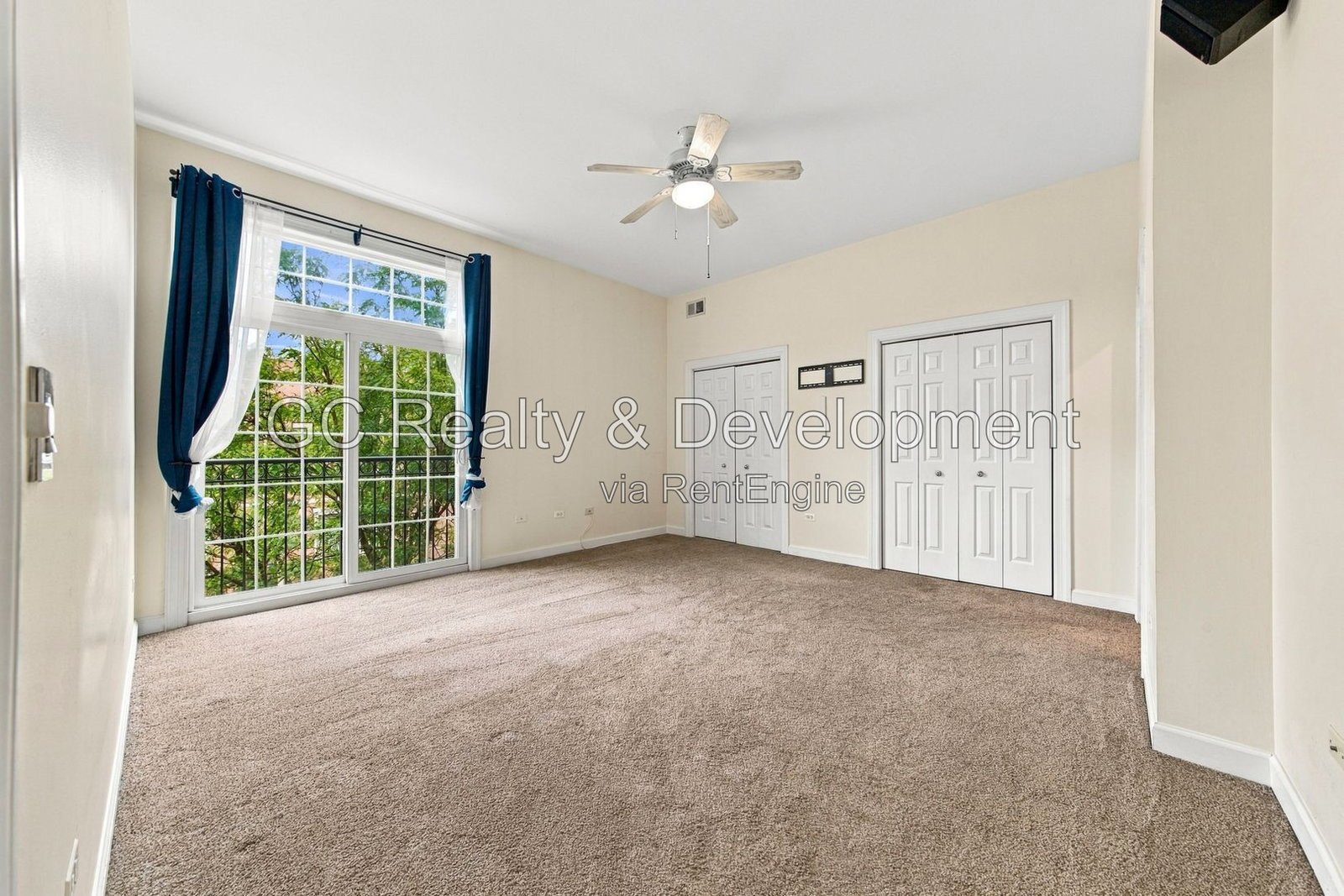 *** Spacious 3-Bedroom, 2-Bath Lincoln Park Condo with Private Rooftop Deck, Balcony & Parking *** property image