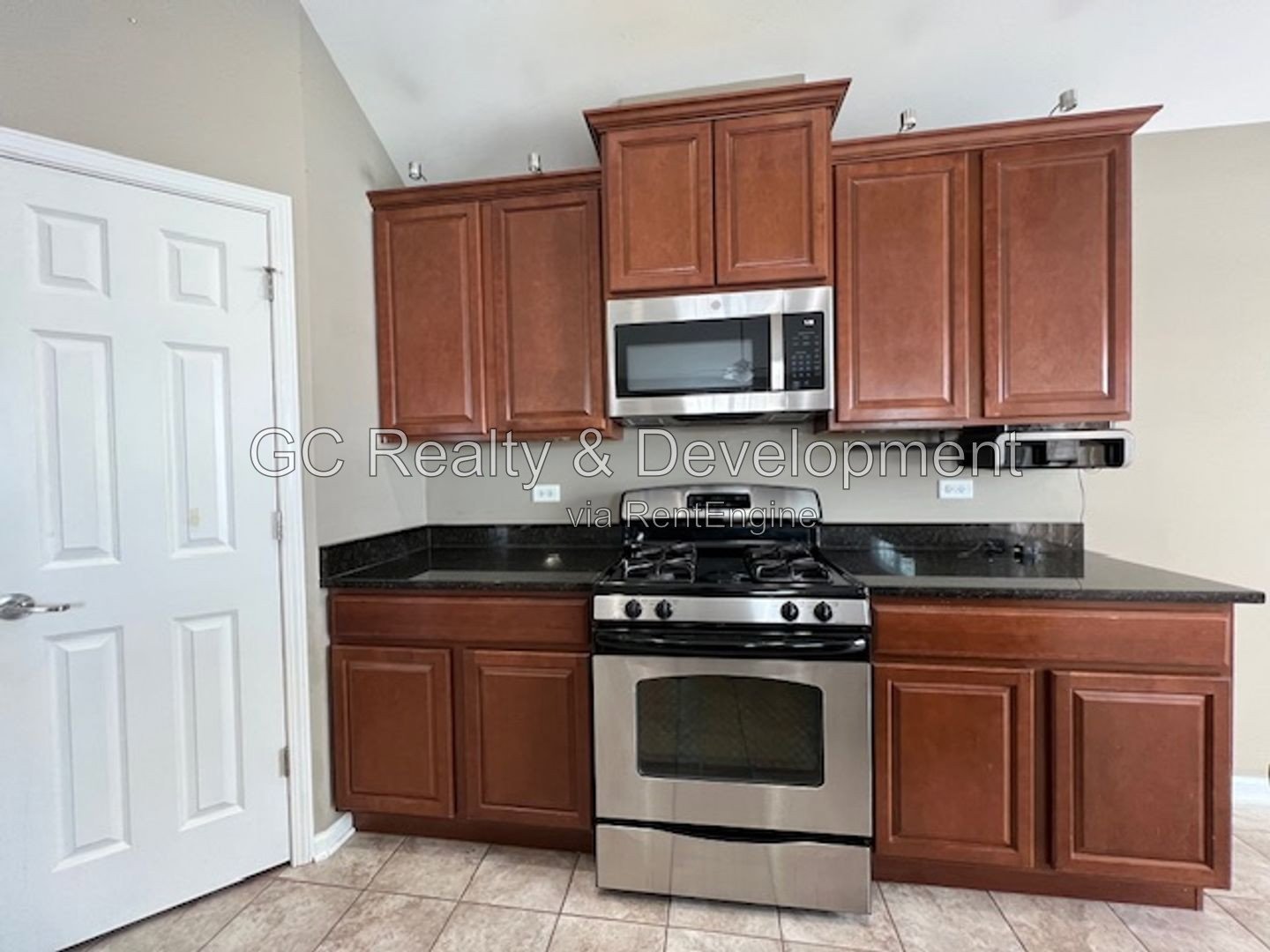 *** END UNIT TOWNHOUSE / W&D IN UNIT / PET FRIENDLY / SHOPPING NEARBY *** property image