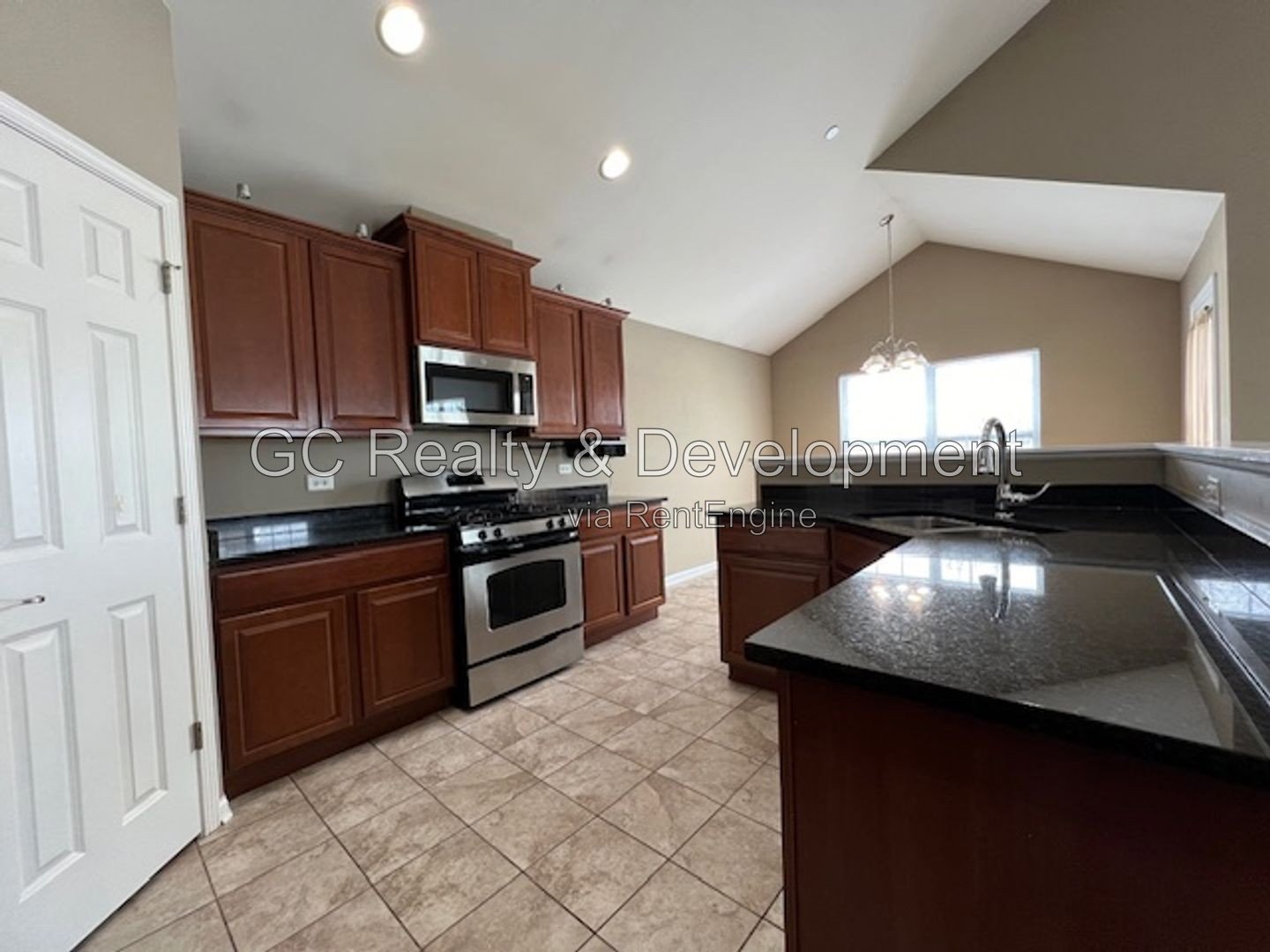 *** END UNIT TOWNHOUSE / W&D IN UNIT / PET FRIENDLY / SHOPPING NEARBY *** property image