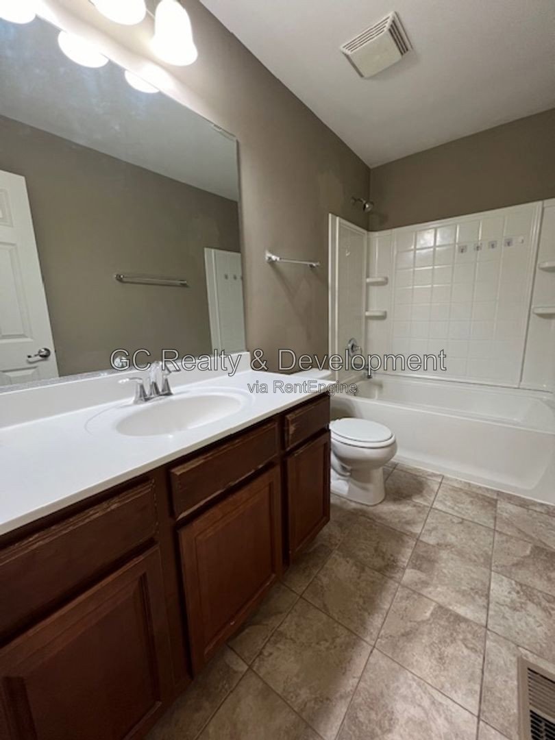 *** END UNIT TOWNHOUSE / W&D IN UNIT / PET FRIENDLY / SHOPPING NEARBY *** property image