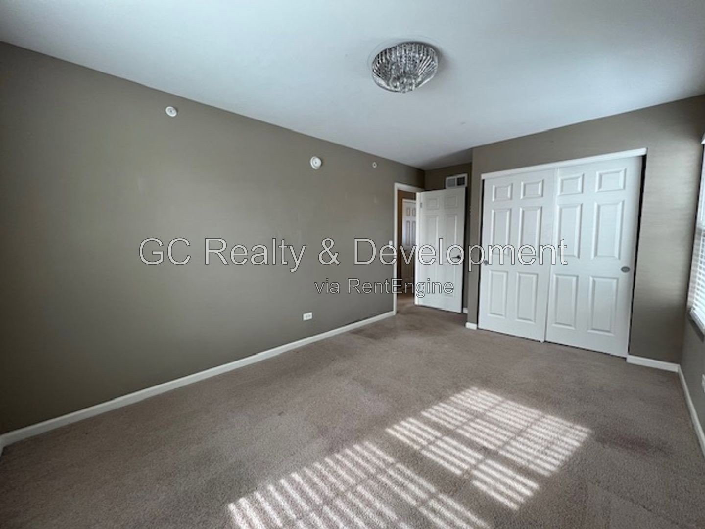 *** END UNIT TOWNHOUSE / W&D IN UNIT / PET FRIENDLY / SHOPPING NEARBY *** property image