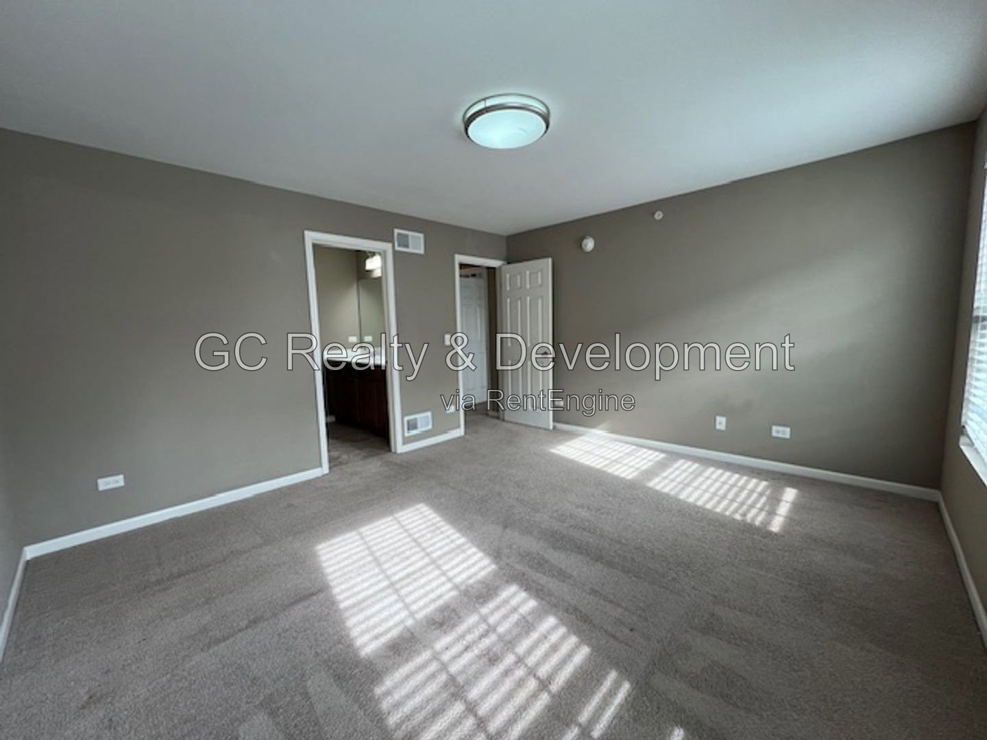 *** END UNIT TOWNHOUSE / W&D IN UNIT / PET FRIENDLY / SHOPPING NEARBY *** property image