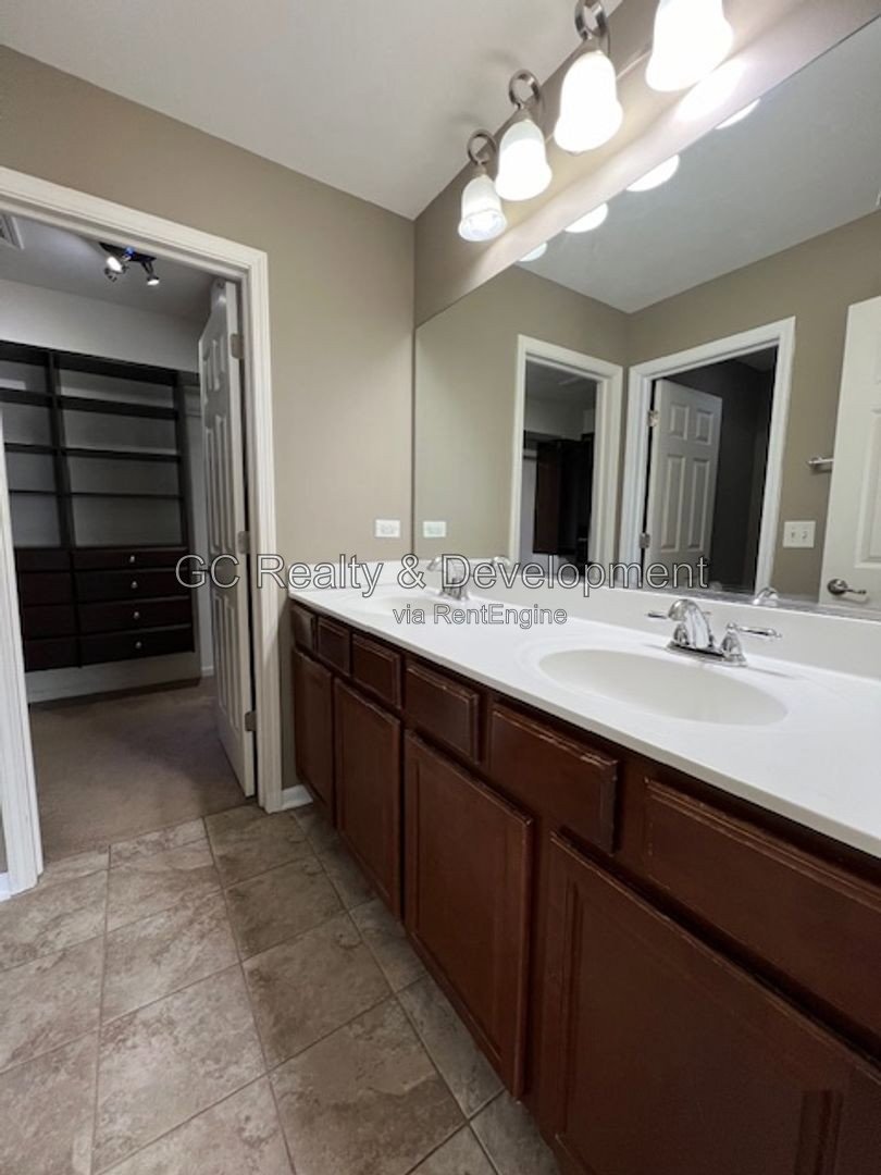 *** END UNIT TOWNHOUSE / W&D IN UNIT / PET FRIENDLY / SHOPPING NEARBY *** property image