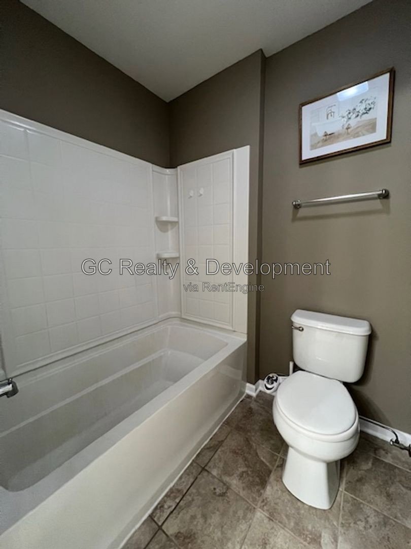 *** END UNIT TOWNHOUSE / W&D IN UNIT / PET FRIENDLY / SHOPPING NEARBY *** property image