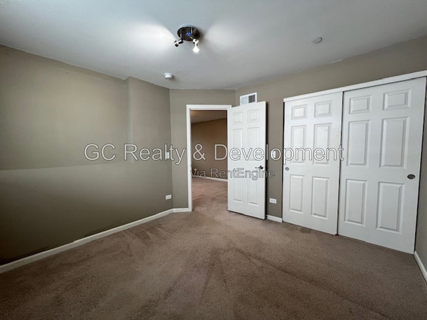 *** END UNIT TOWNHOUSE / W&D IN UNIT / PET FRIENDLY / SHOPPING NEARBY *** property image