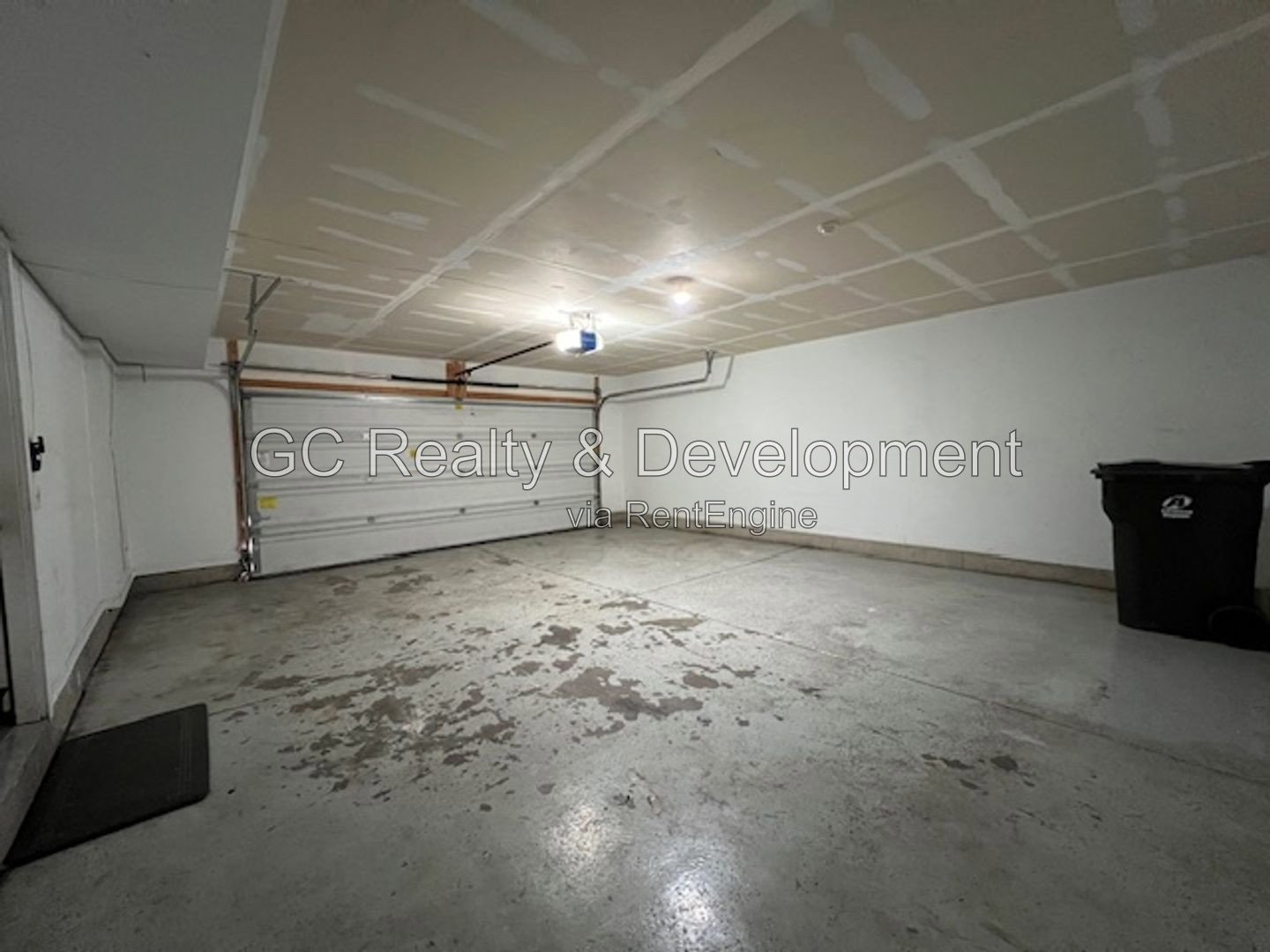 *** END UNIT TOWNHOUSE / W&D IN UNIT / PET FRIENDLY / SHOPPING NEARBY *** property image