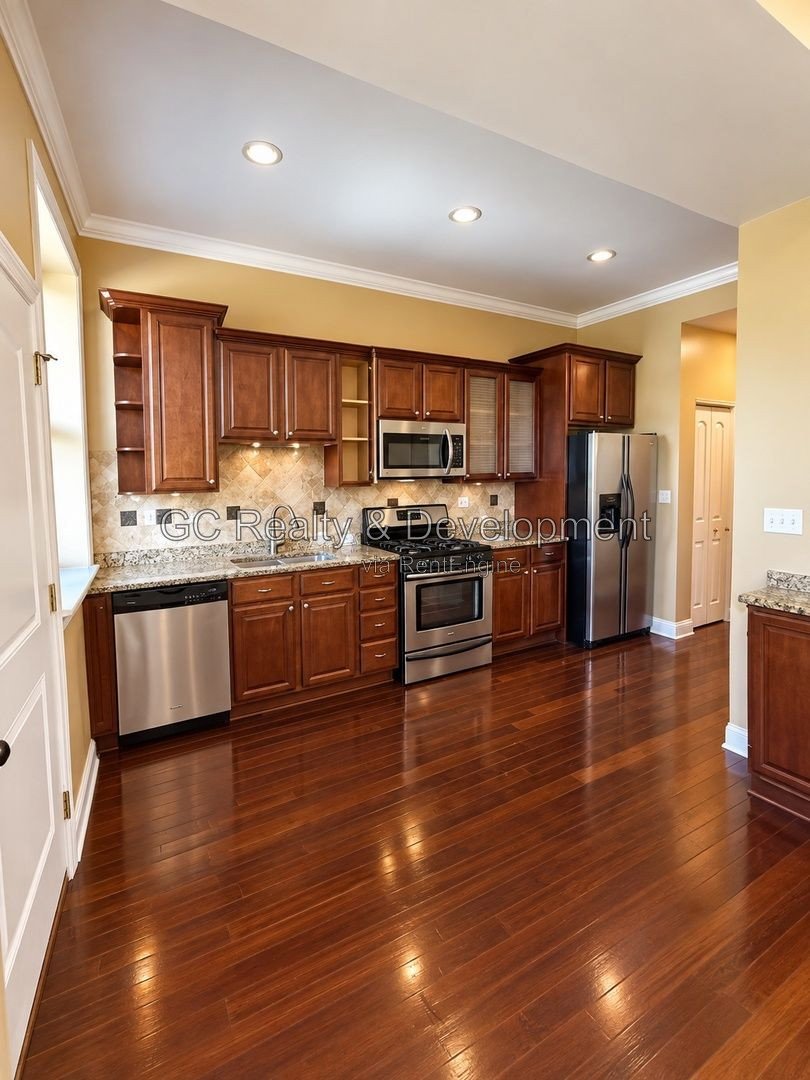*** RECENTLY UPDATED 3BR - 2BA / IN-UNIT LAUNDRY / SS APPLIANCES / PARKING INCLUDED *** property image
