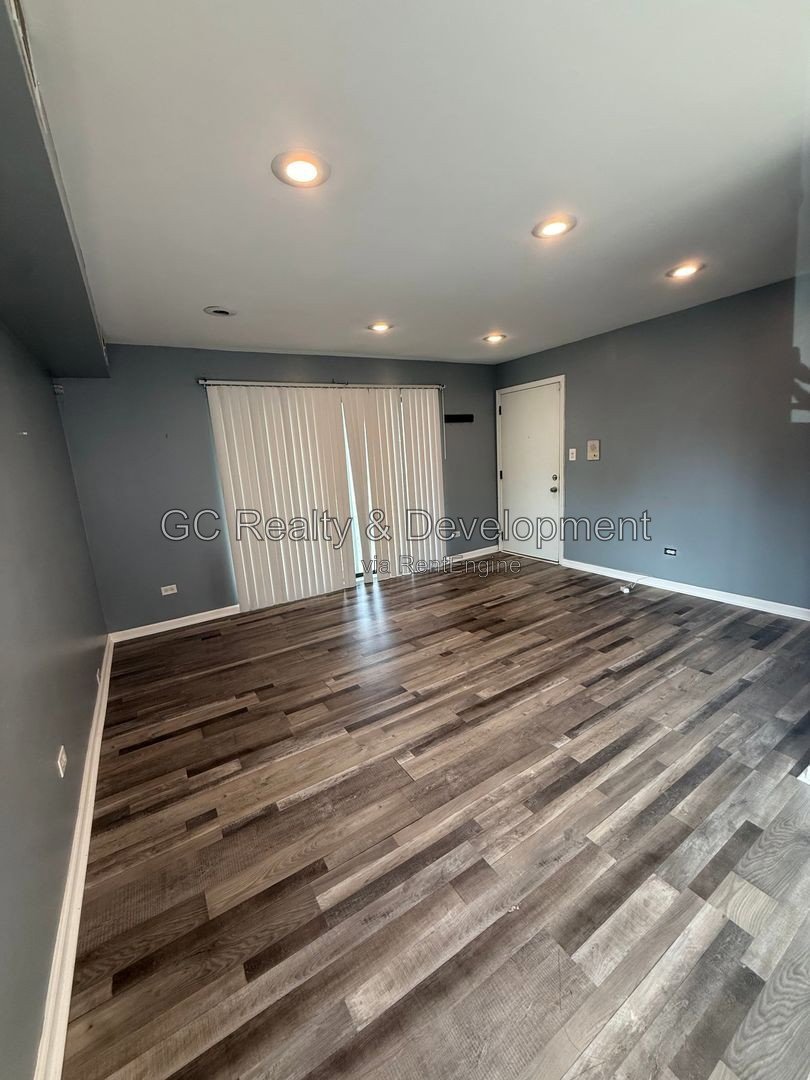 *** 2 BDRM / CENTRAL AC / 2 PARKING SPOTS / ONLY PAY GAS & ELECTRIC *** property image