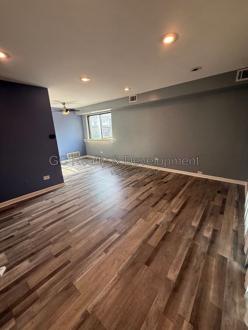 *** 2 BDRM / CENTRAL AC / 2 PARKING SPOTS / ONLY PAY GAS & ELECTRIC *** property image