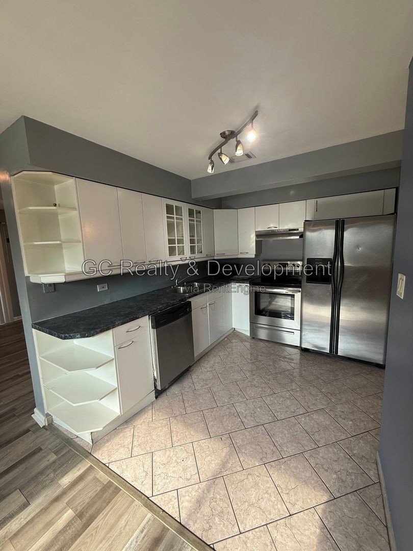 *** 2 BDRM / CENTRAL AC / 2 PARKING SPOTS / ONLY PAY GAS & ELECTRIC *** property image