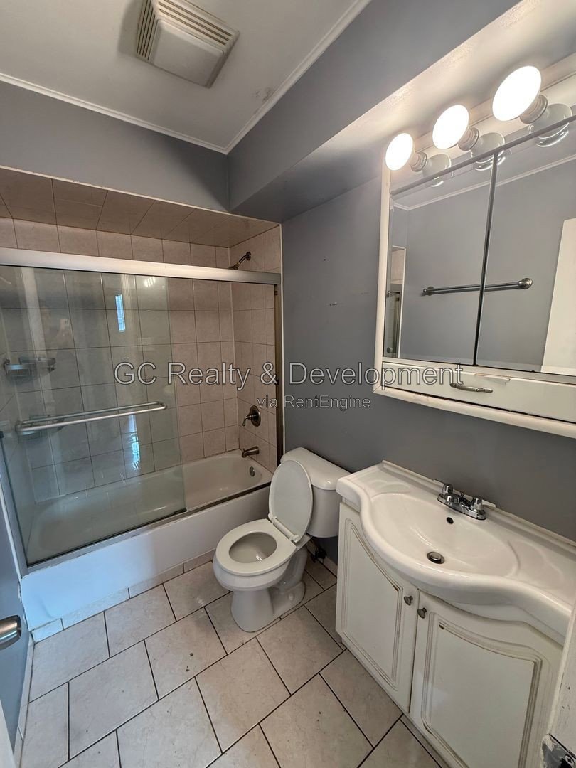 *** 2 BDRM / CENTRAL AC / 2 PARKING SPOTS / ONLY PAY GAS & ELECTRIC *** property image