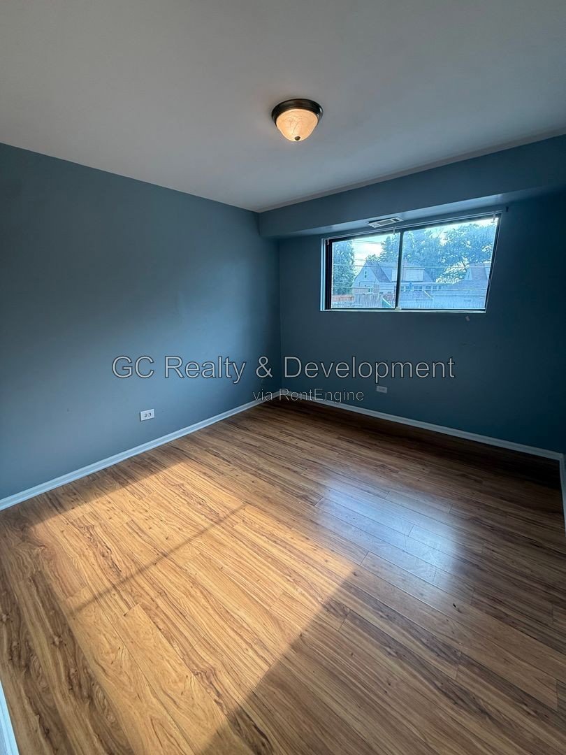 *** 2 BDRM / CENTRAL AC / 2 PARKING SPOTS / ONLY PAY GAS & ELECTRIC *** property image