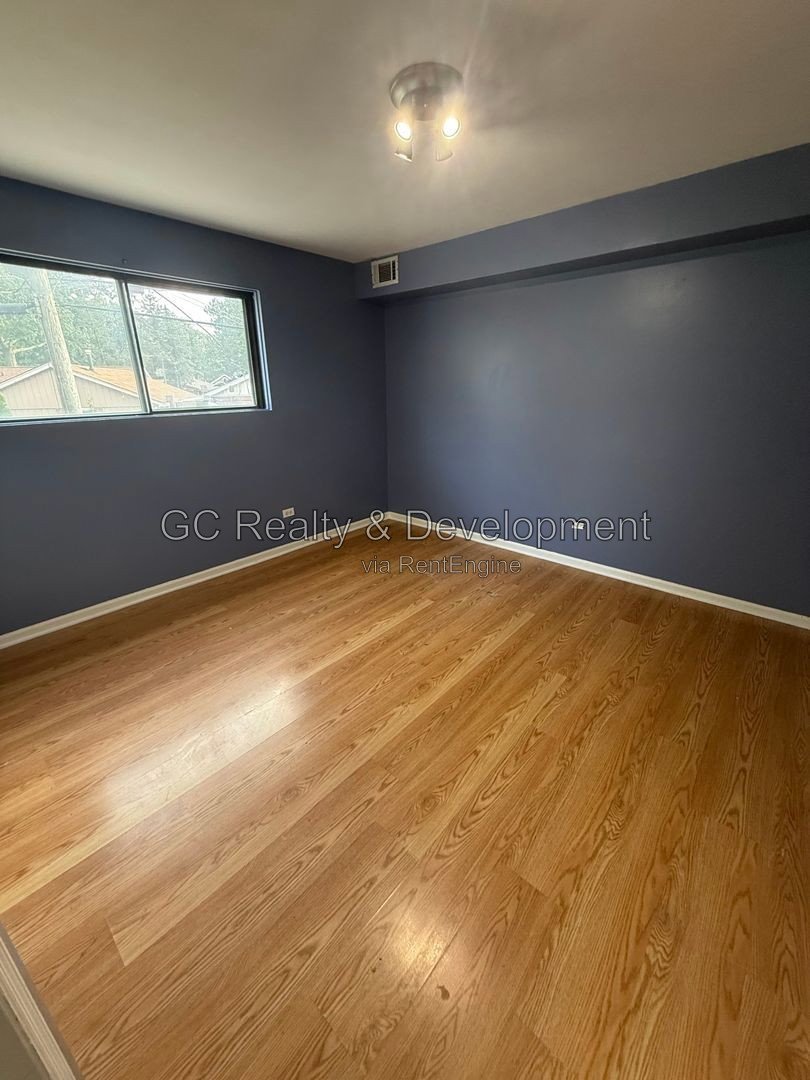 *** 2 BDRM / CENTRAL AC / 2 PARKING SPOTS / ONLY PAY GAS & ELECTRIC *** property image